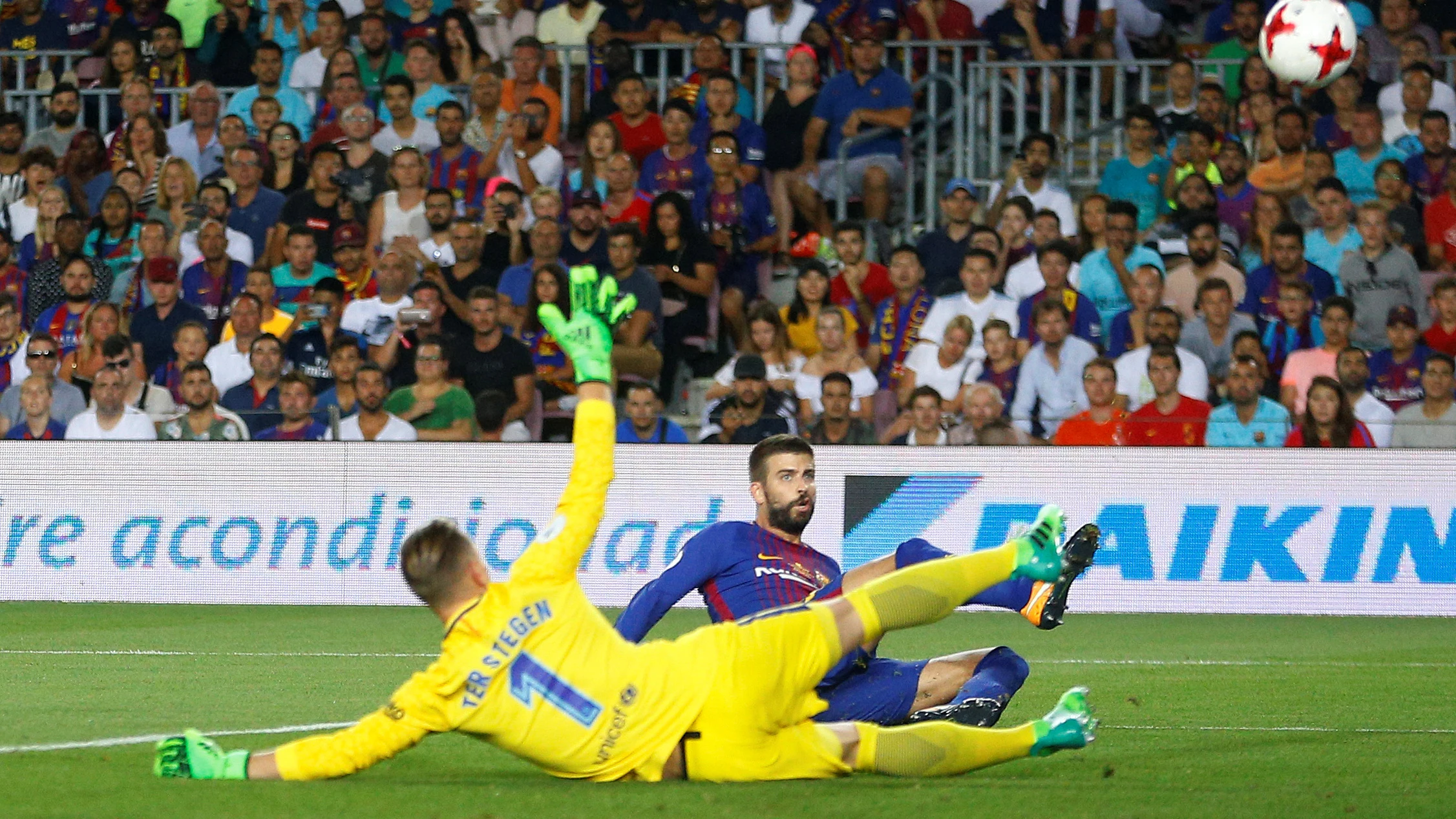 Piqué, en el momento de marcar un gol en propia puerta ante el Real Madrid Piqué, en el momento de marcar un gol en propia puerta ante el Real Madrid
