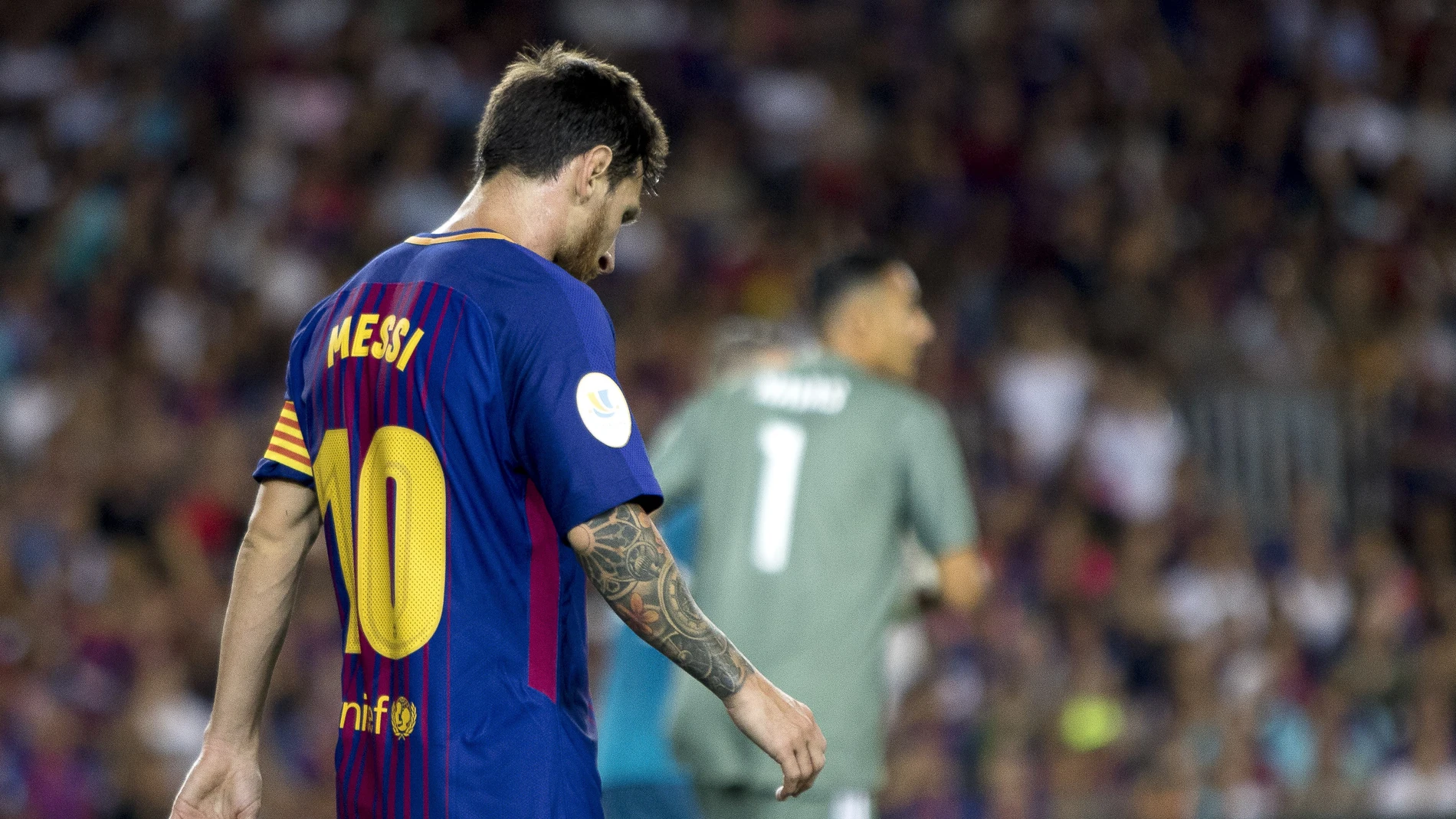 Messi camina cabizbajo en el Camp Nou