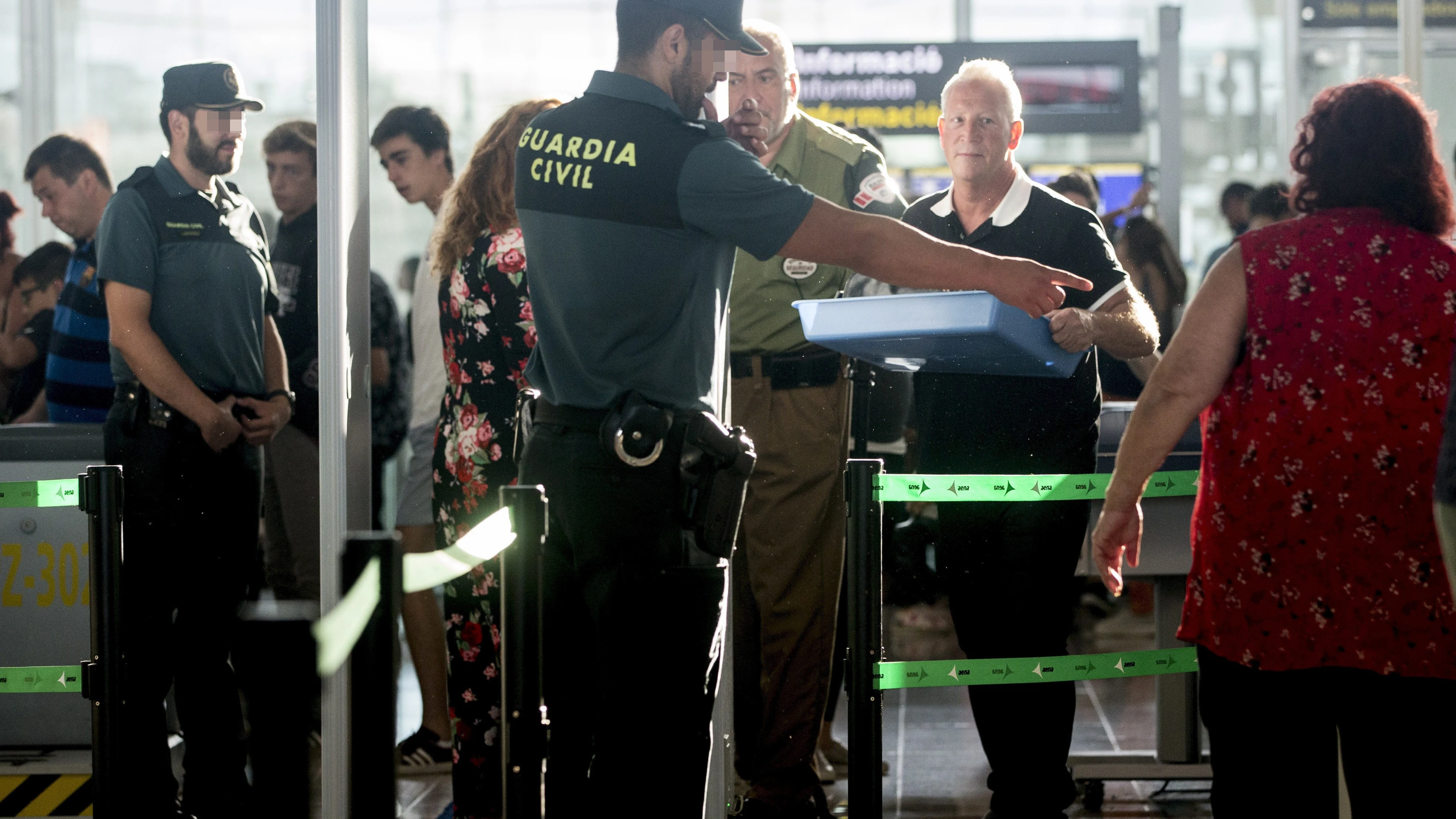 Guardias civiles en el Aeropuerto de El Prat