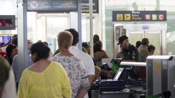 Efectivos de la Guardia Civil trabajan en los accesos a las puertas de embarque del aeropuerto de Barcelona-El Prat 