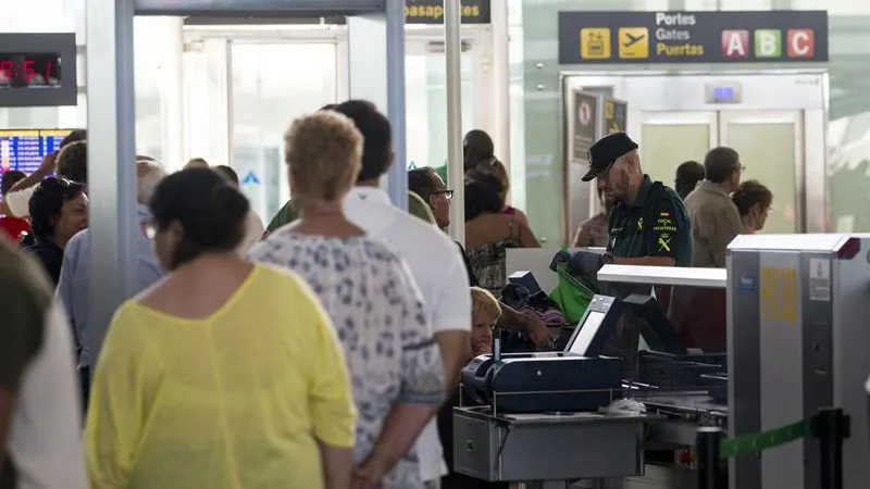 Efectivos de la Guardia Civil trabajan en los accesos a las puertas de embarque del aeropuerto de Barcelona-El Prat 