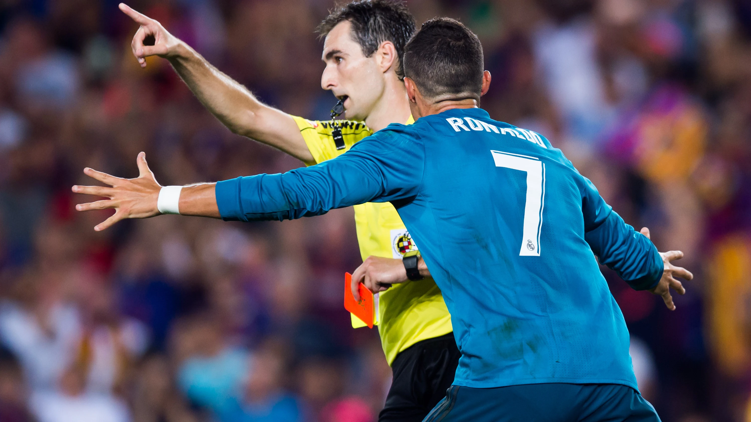 Ronaldo protestando su tarjeta Ronaldo protestando su tarjeta