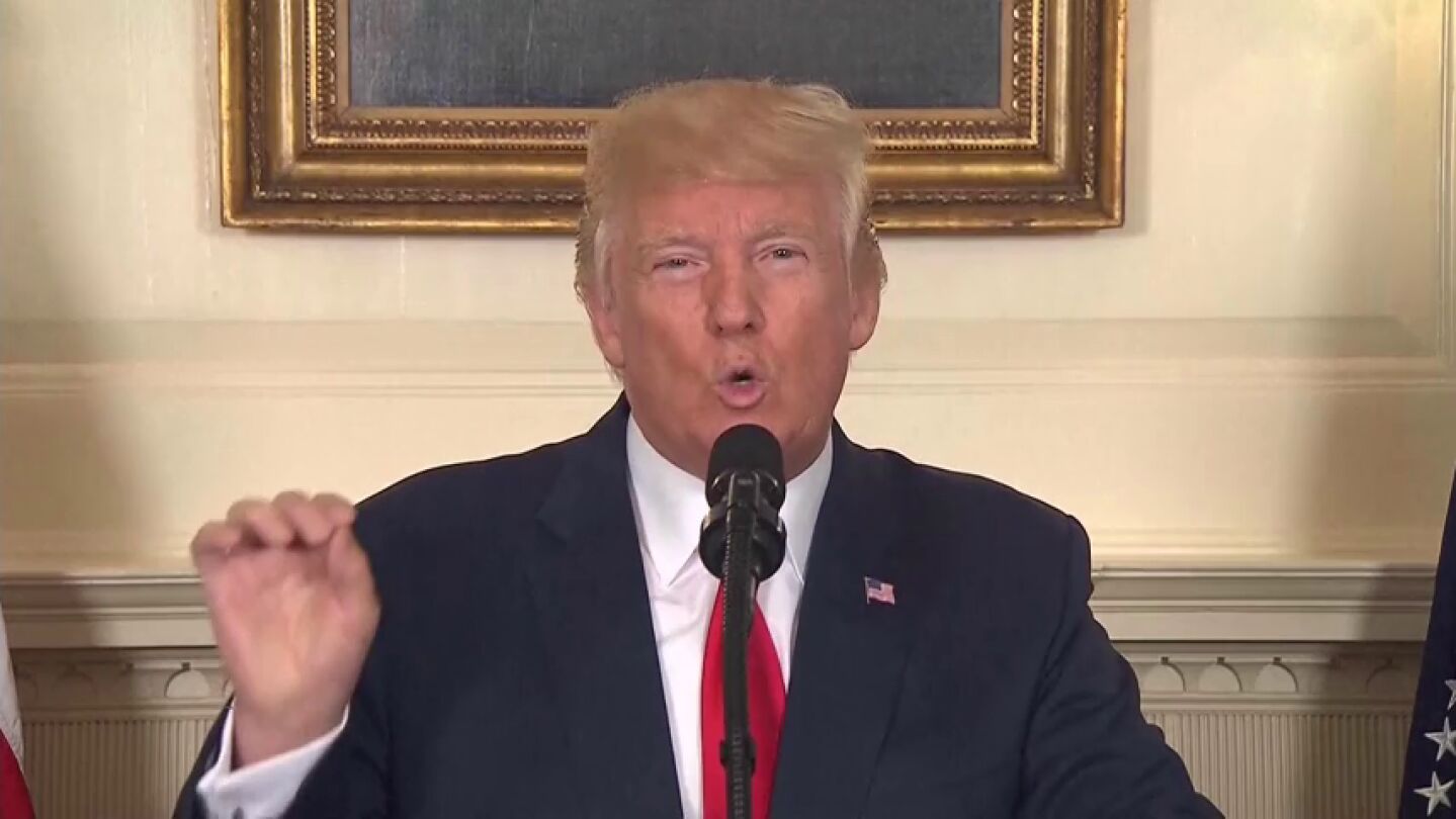 Trump condena expresamente la "repugnante" violencia del Ku Klux Klan y de otros "grupos de odio" en Charlottesville
