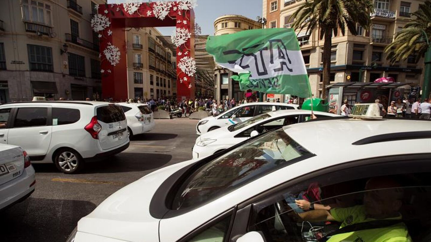 Varios taxis circulan por el centro de M&aacute;laga