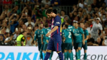 Leo Messi, cabizbajo tras el tercer gol del Real Madrid en la Supercopa