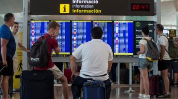 Viajeros esperando en el Aeropuerto de El Prat