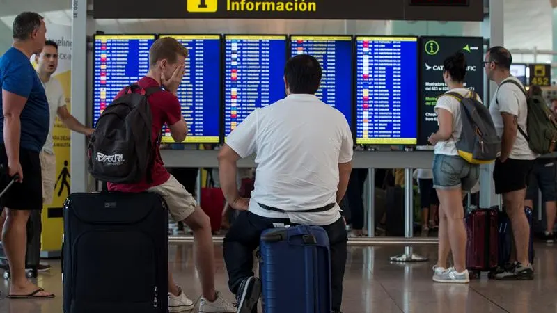 Viajeros esperando en el Aeropuerto de El Prat