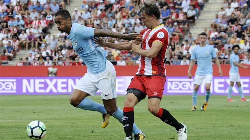 Danilo protege el balón en el partido del City ante el Girona