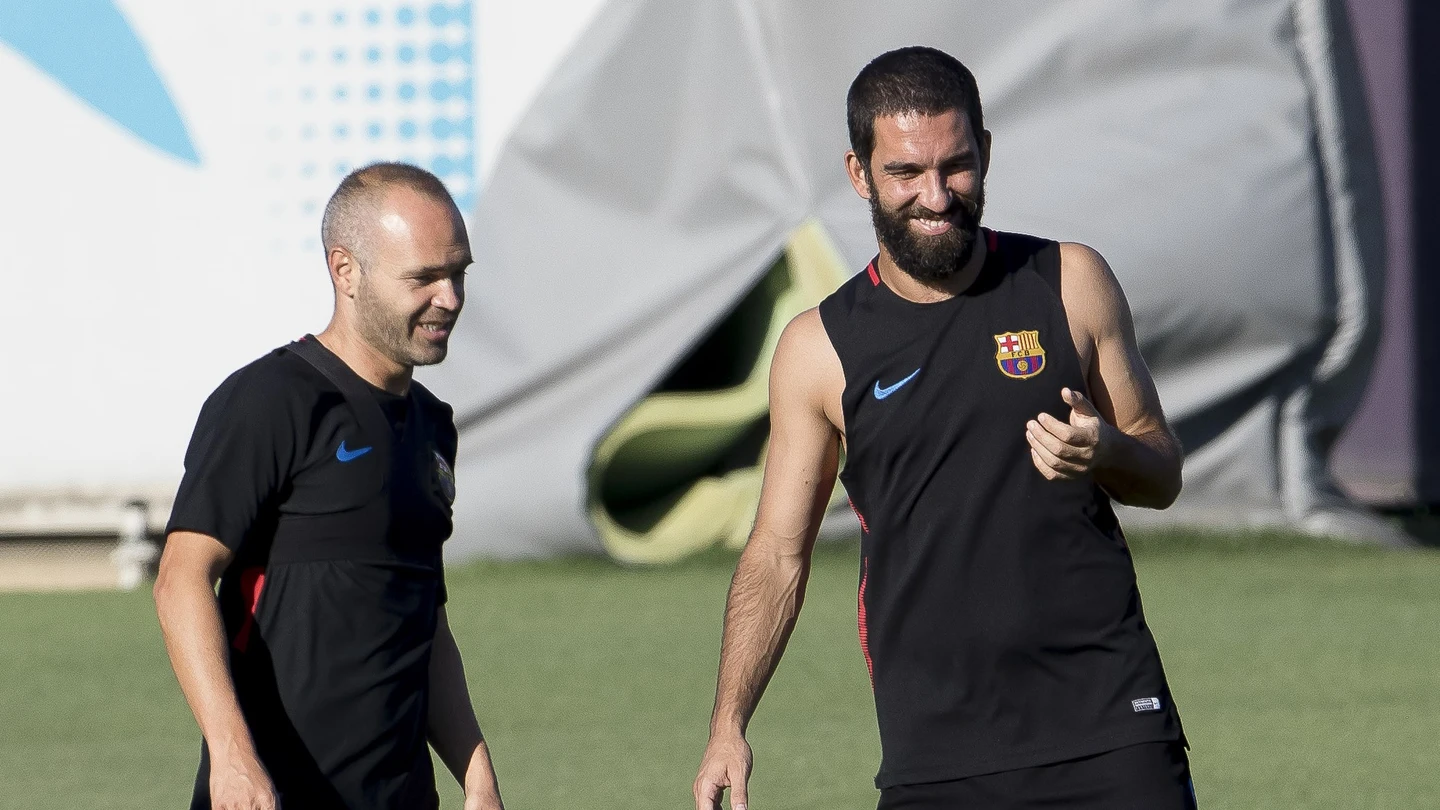 Andrés Iniesta, junto a Arda en un entrenamiento con el Barça Andrés Iniesta, junto a Arda en un entrenamiento con el Barça