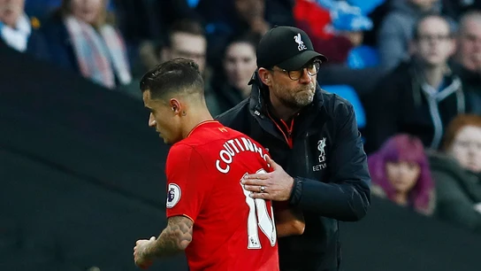 Klopp saluda a Coutinho después de cambiarle durante un partido Klopp saluda a Coutinho después de cambiarle durante un partido