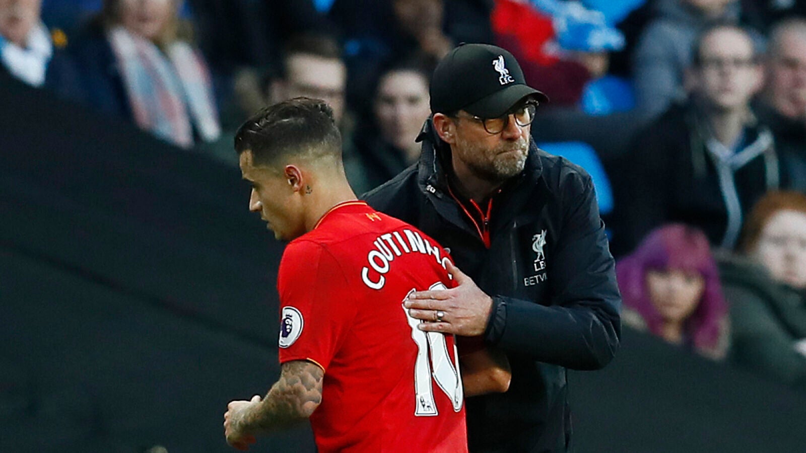 Klopp saluda a Coutinho despu&eacute;s de cambiarle durante un partido