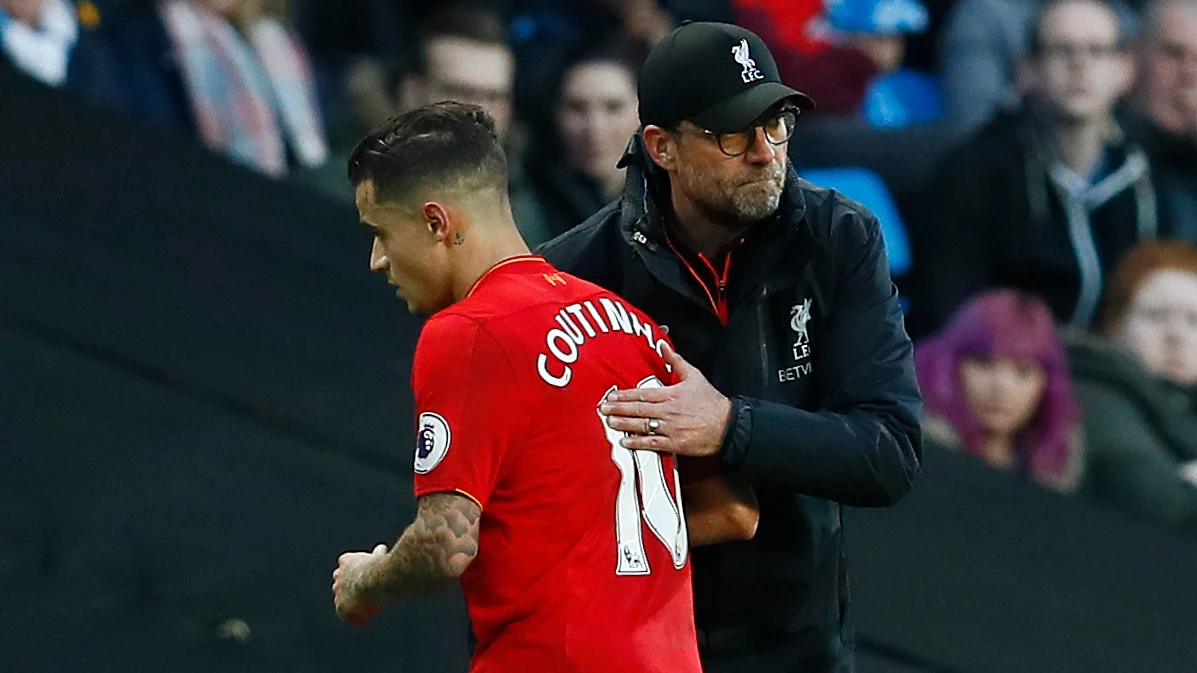 Klopp saluda a Coutinho después de cambiarle durante un partido