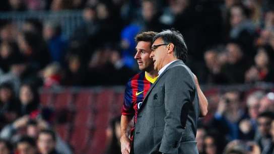Tata Martino da instrucciones a Leo Messi Tata Martino da instrucciones a Leo Messi