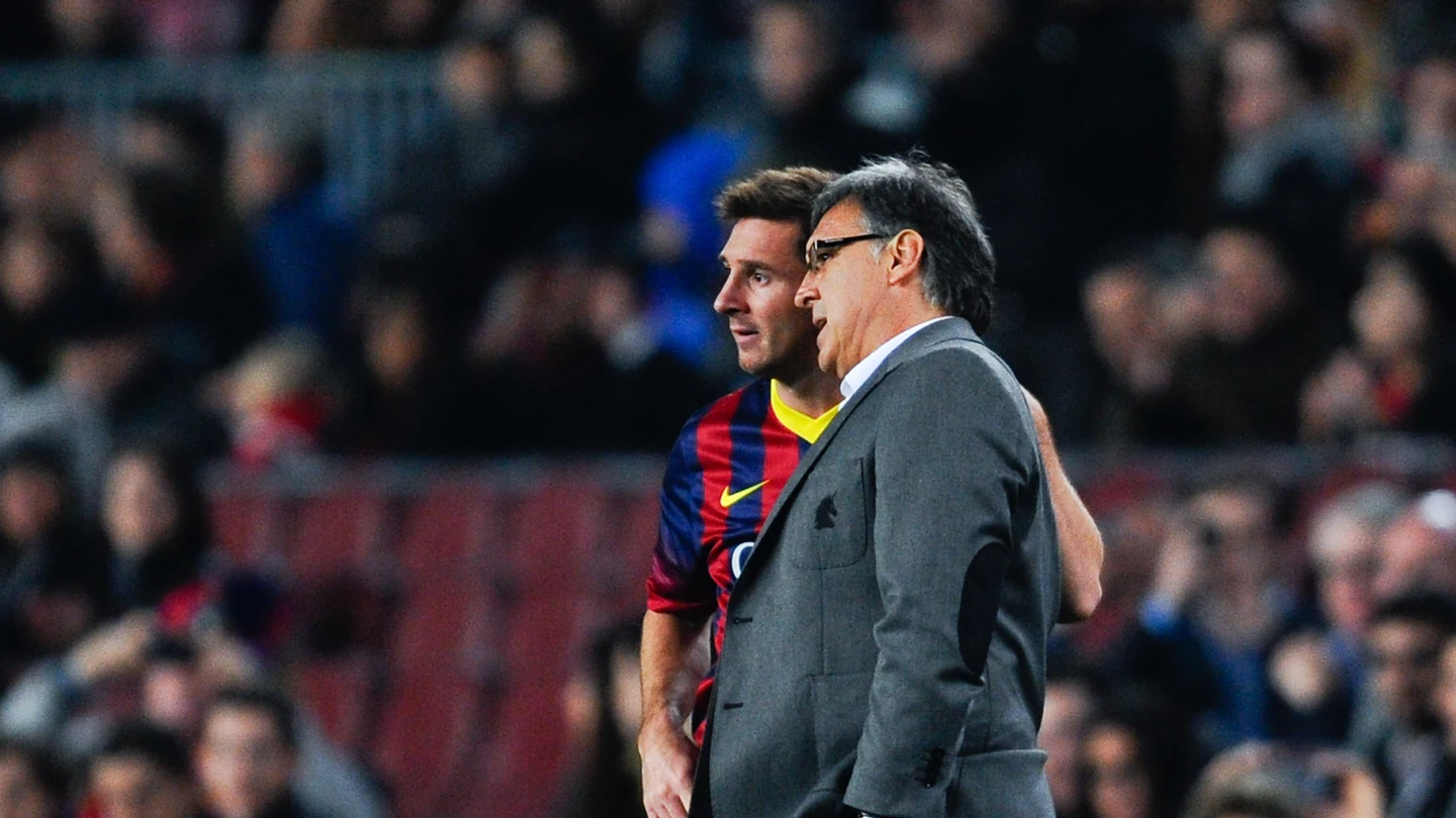 Tata Martino da instrucciones a Leo Messi Tata Martino da instrucciones a Leo Messi