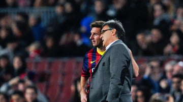 Tata Martino da instrucciones a Leo Messi