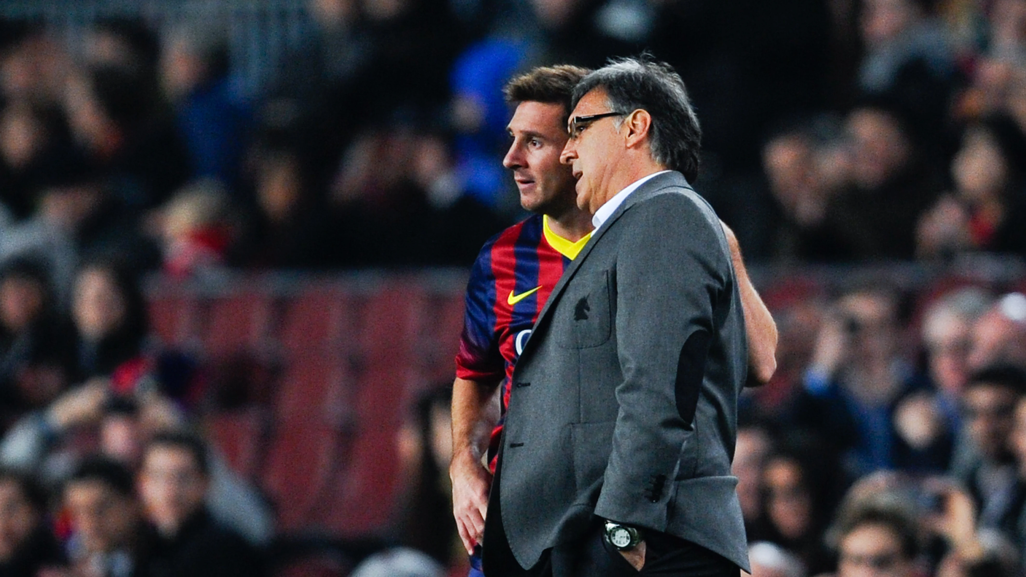 Tata Martino da instrucciones a Leo Messi