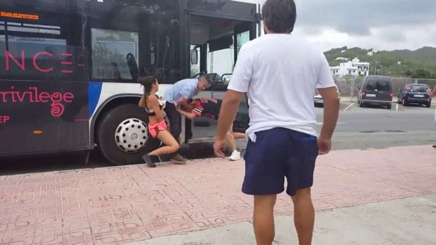 Dos j&oacute;venes agreden al conductor de un autob&uacute;s en Ibiza