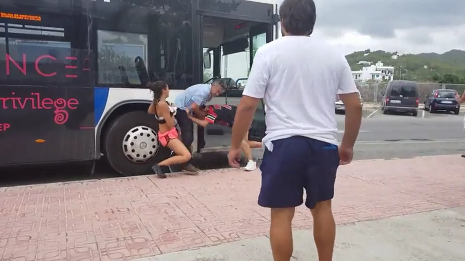 Dos jóvenes agreden al conductor de un autobús en Ibiza