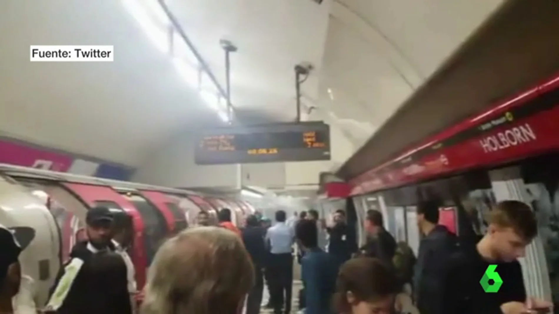 Desalojo en el metro de Londres por el humo producido por varias explosiones