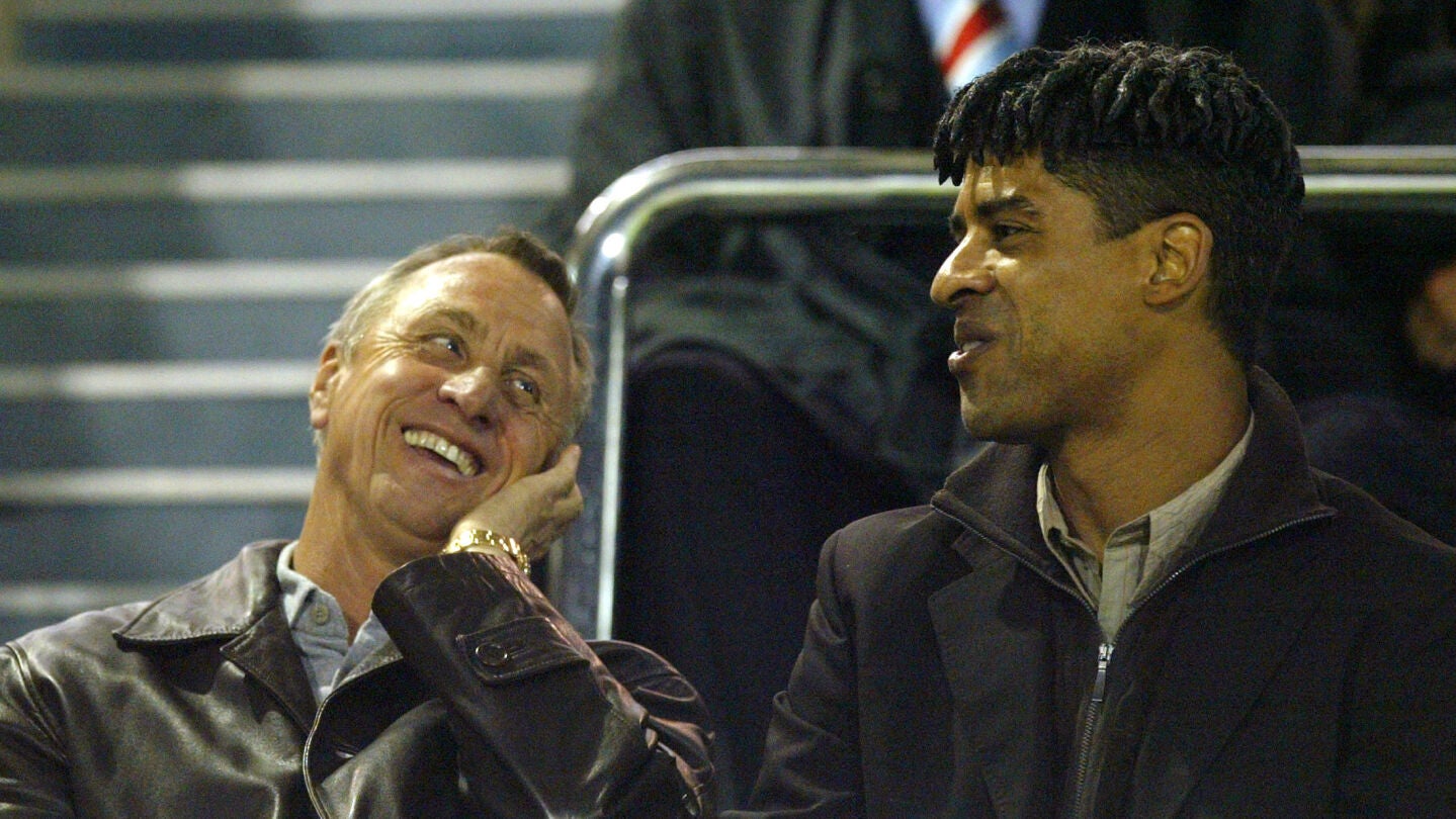 Rijkaard dialoga con Cruyff