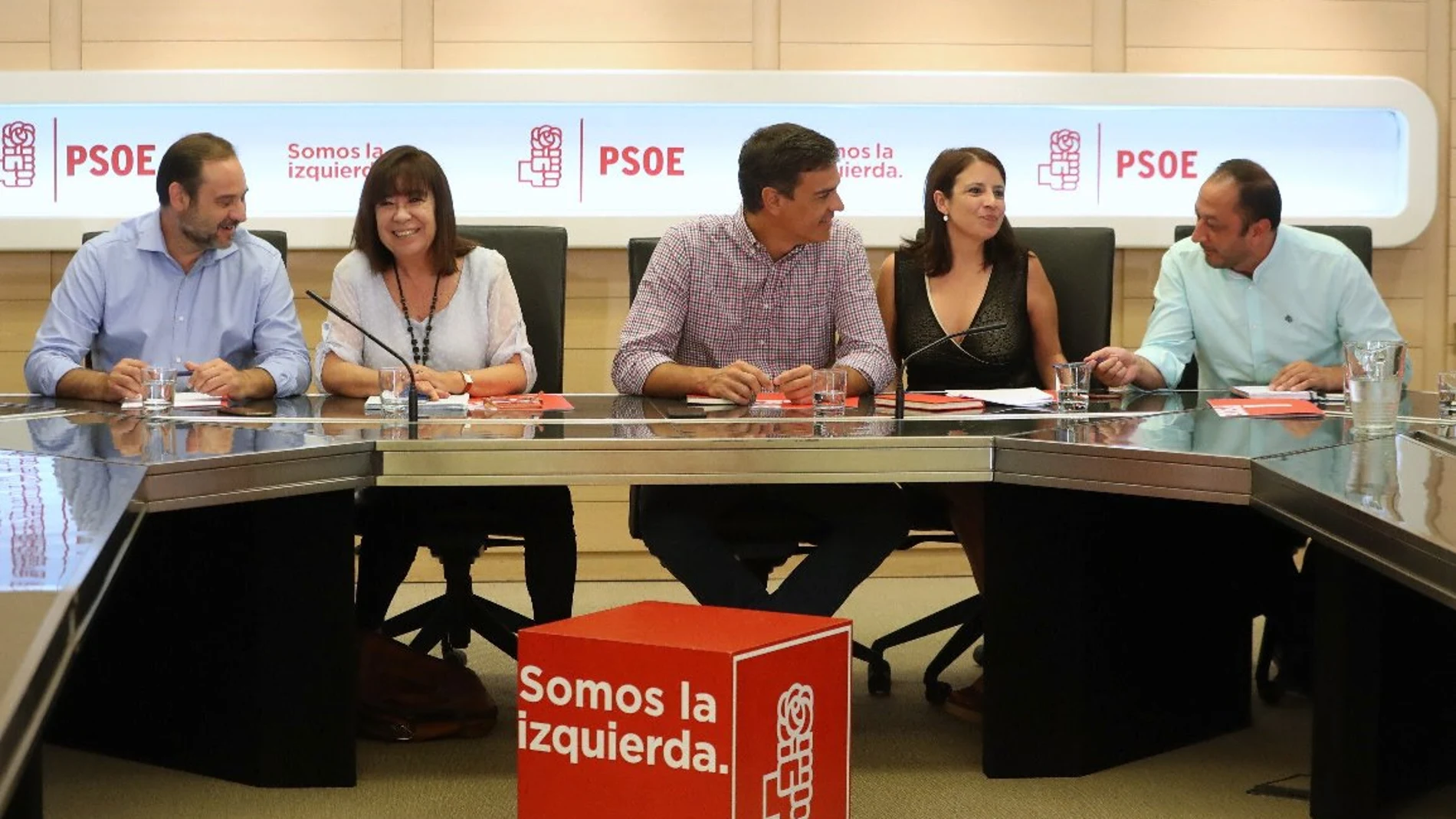 Pedro Sánchez junto a Cristina Narbona, José Luis Ábalos. Adriana Lastra y Alfonso Rodríguez Gómez de Celis
