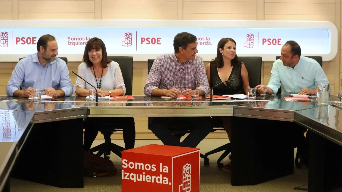 Pedro Sánchez junto a Cristina Narbona, José Luis Ábalos. Adriana Lastra y Alfonso Rodríguez Gómez de Celis