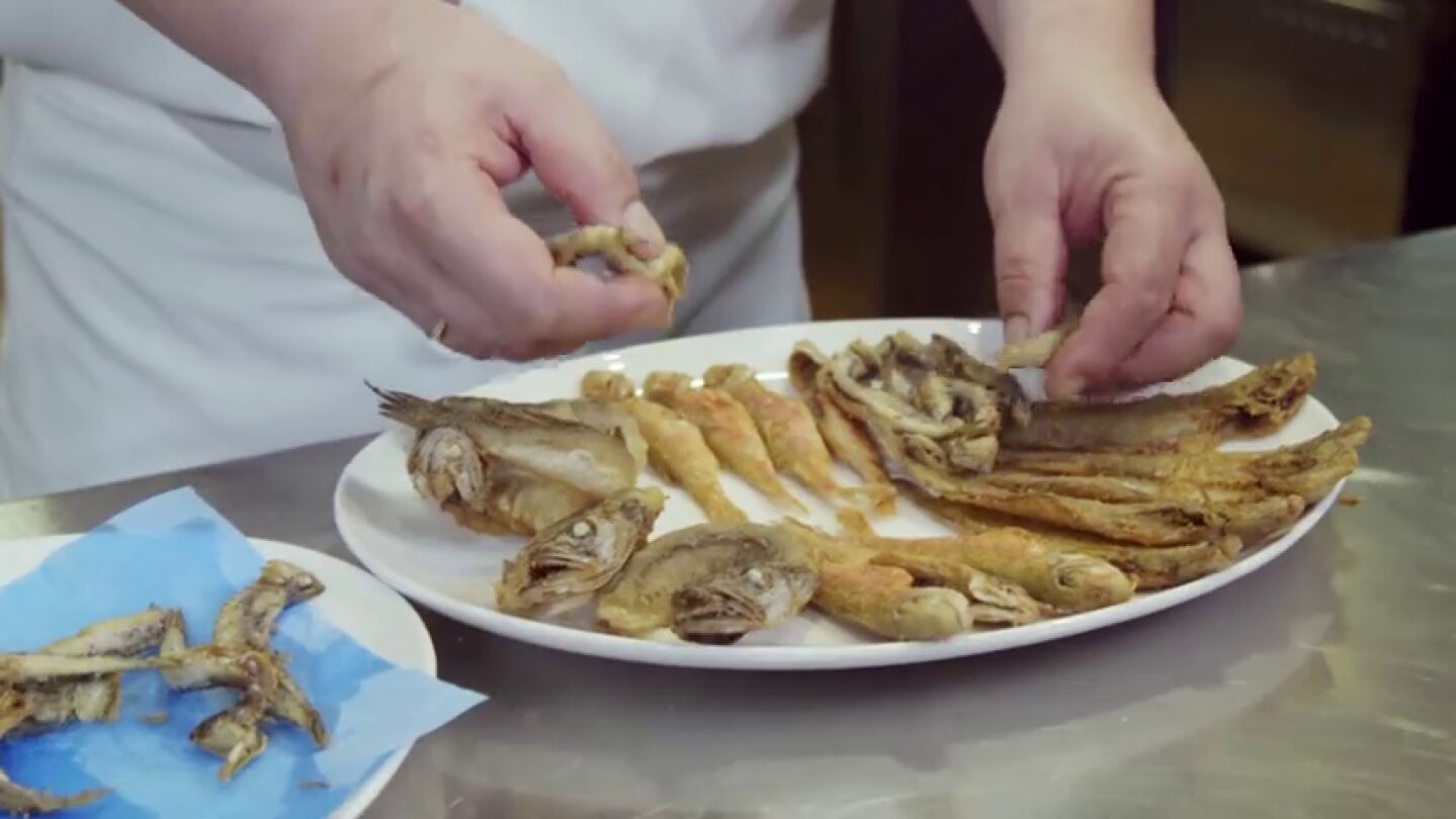 Pesca&iacute;to frito en El Comidista TV