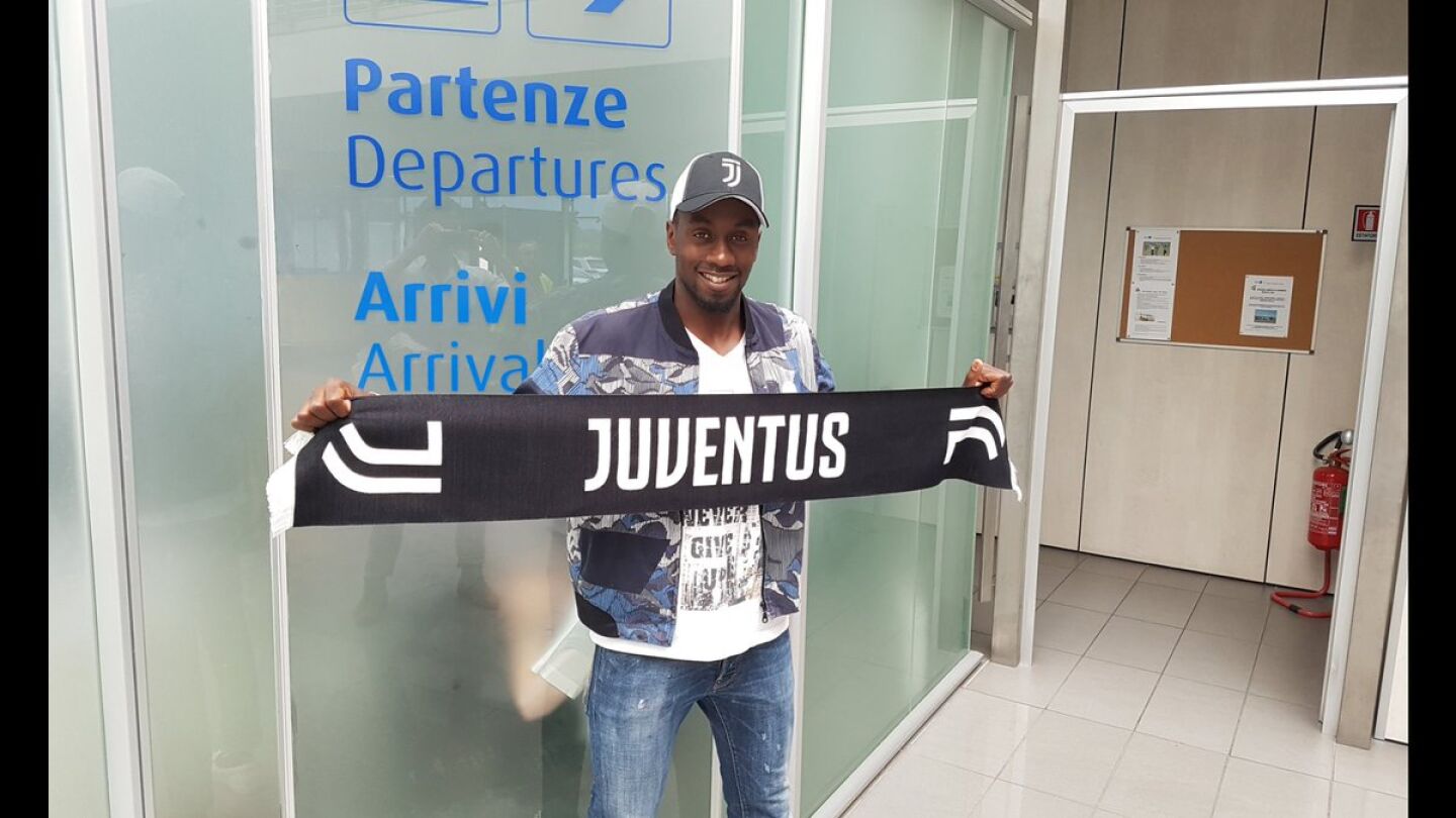 Matuidi posa con la bufanda de la Juventus