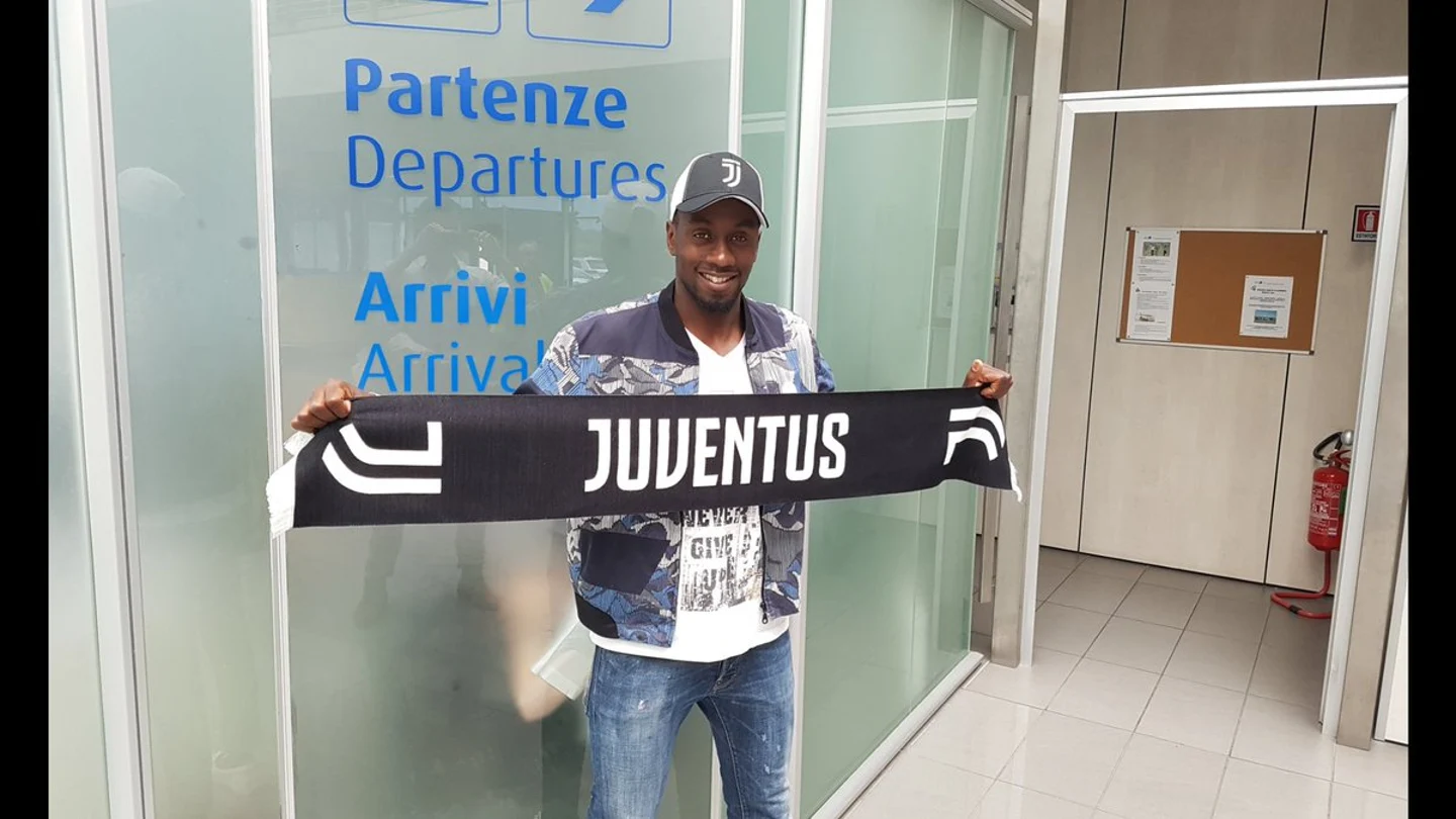Matuidi posa con la bufanda de la Juventus Matuidi posa con la bufanda de la Juventus