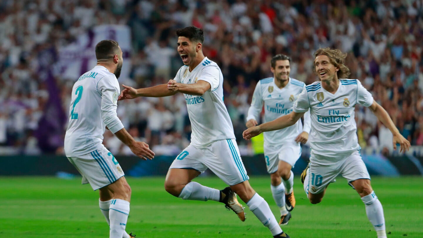 Asensio celebra su gol con los jugadores del Real Madrid