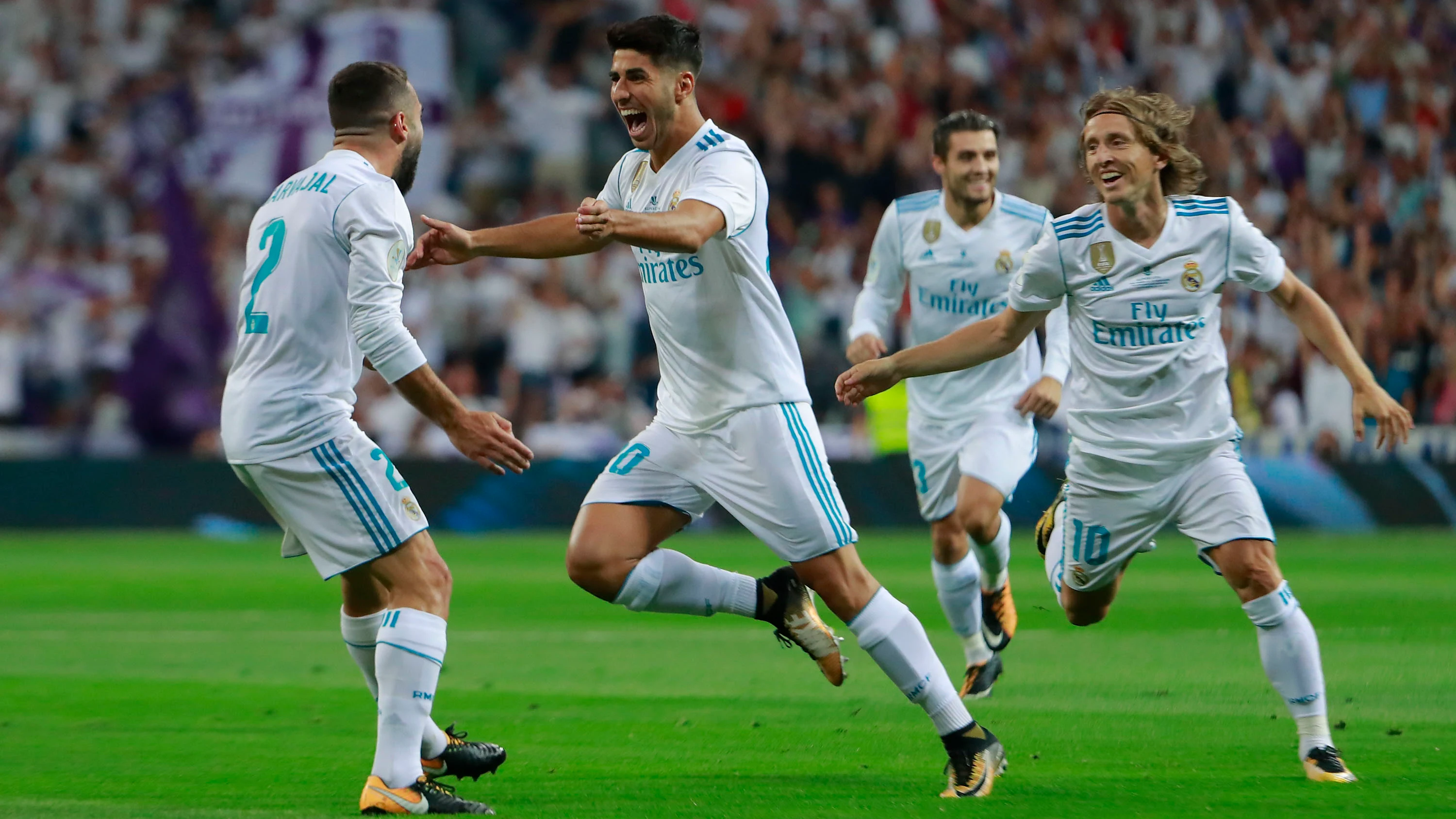 Asensio celebra su gol con los jugadores del Real Madrid