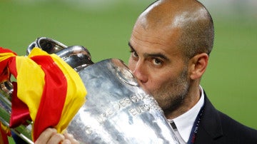 Guardiola besa el trofeo de la Champions