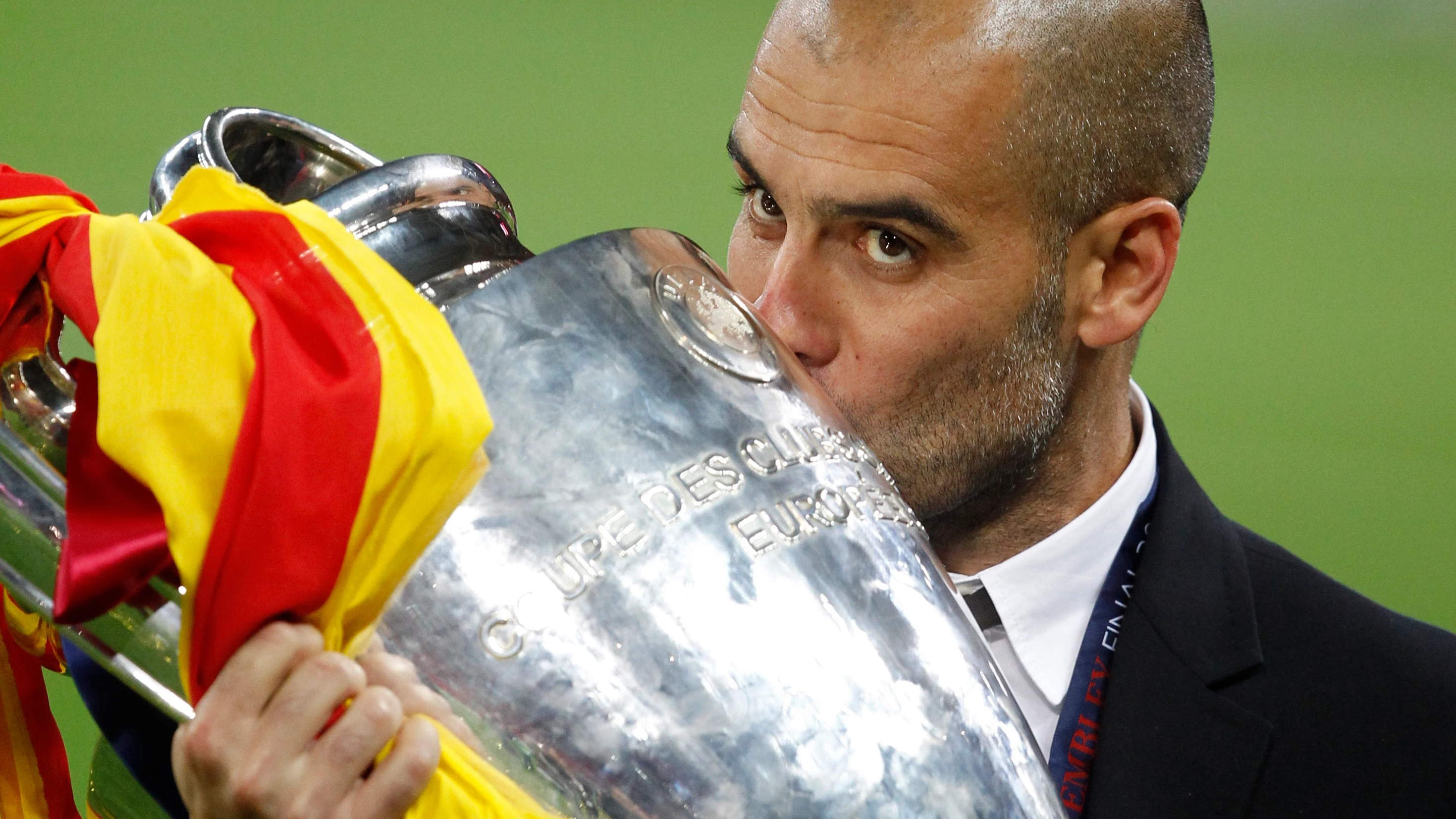 Guardiola besa el trofeo de la Champions