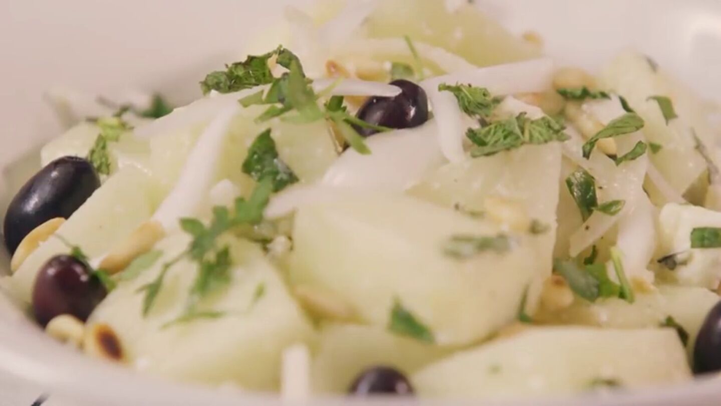 Ensalada de mel&oacute;n con pi&ntilde;ones y queso feta