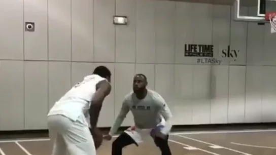 Carmelo Anthony, intentando marcharse de LeBron James Carmelo Anthony, intentando marcharse de LeBron James