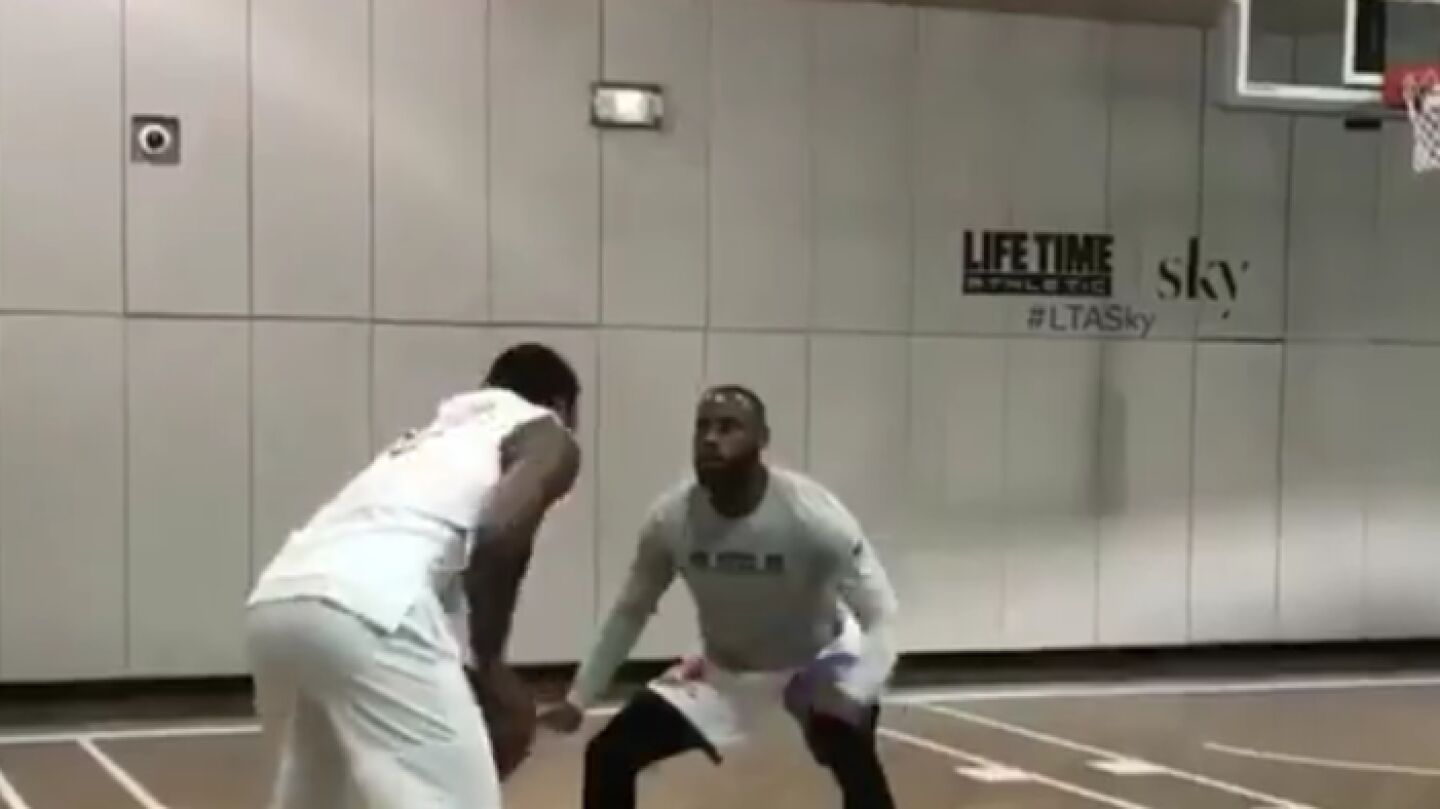 Carmelo Anthony, intentando marcharse de LeBron James