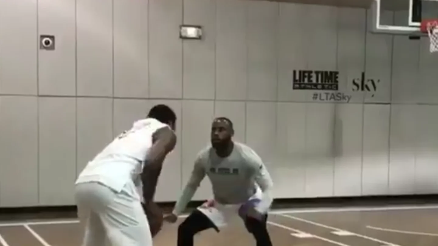 Carmelo Anthony, intentando marcharse de LeBron James Carmelo Anthony, intentando marcharse de LeBron James