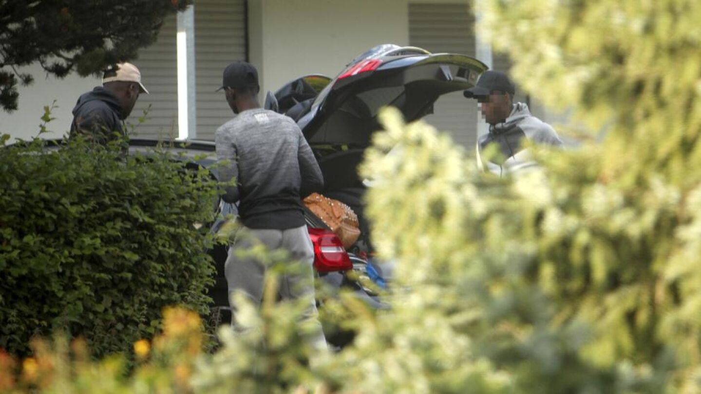 Dembel&eacute;, cargando su coche junto a dos personas m&aacute;s