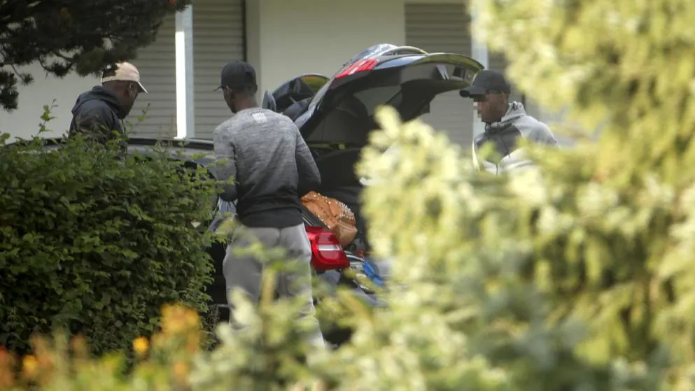 Dembelé, cargando su coche junto a dos personas más