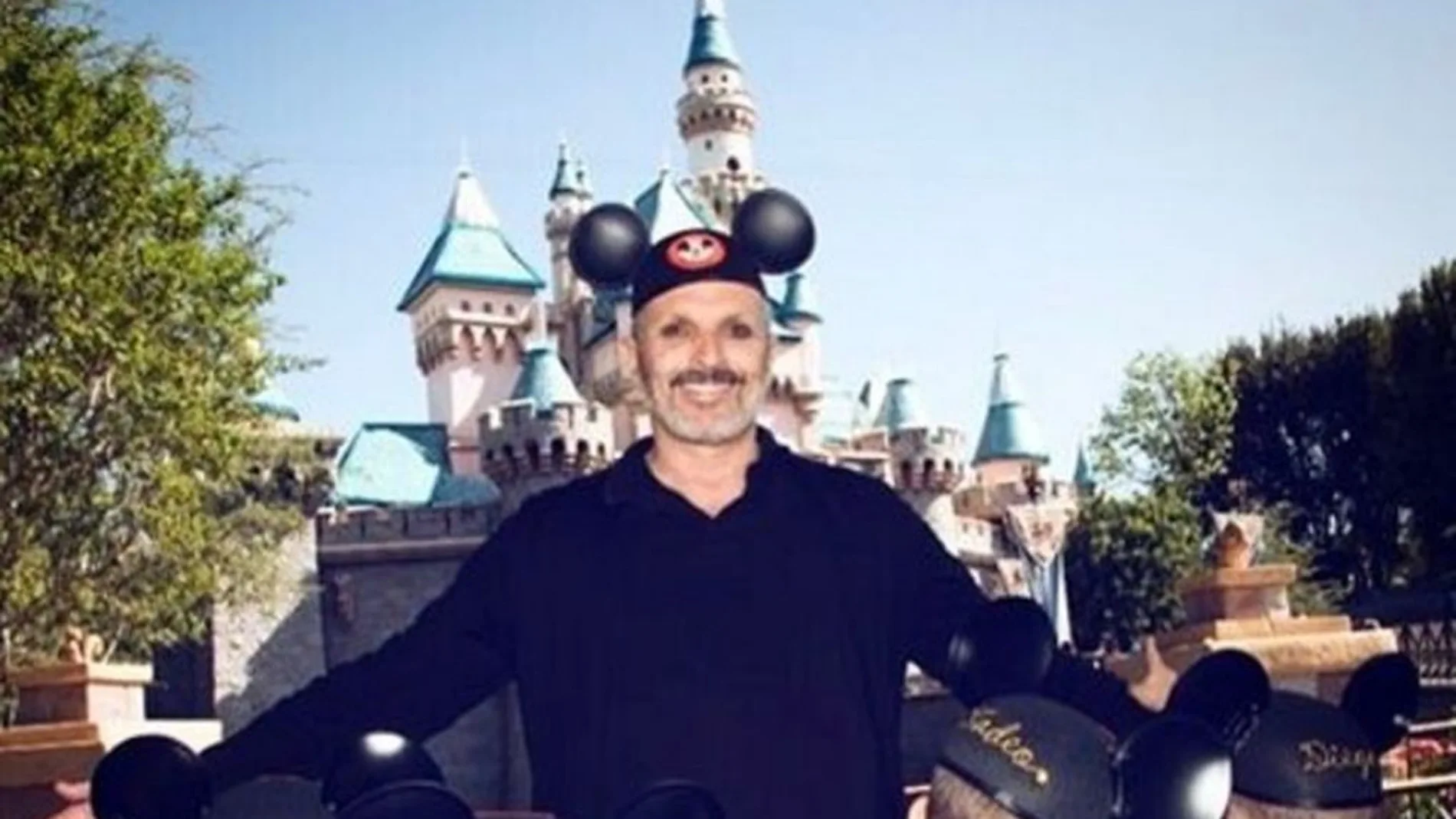 Miguel Bosé con sus cuatro hijos en Disneyland