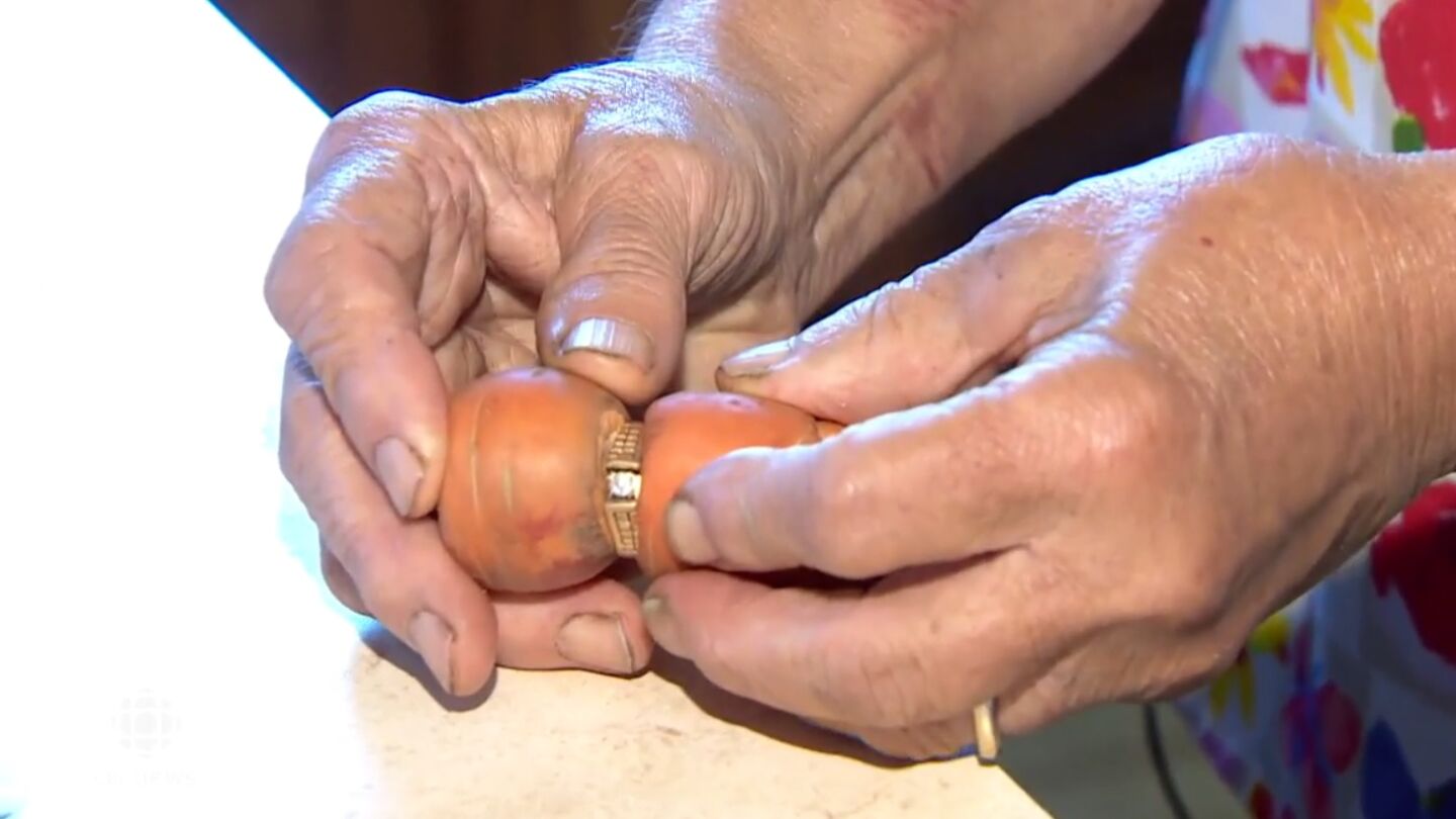 El anillo de Mary Grams atascado en la zanahoria