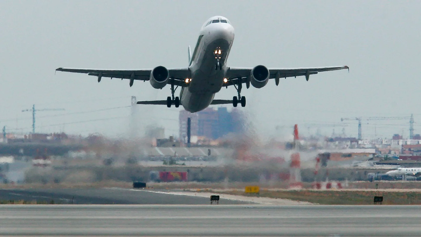 Un avión comercial despega desde el aeropuerto de Manises Un avión comercial despega desde el aeropuerto de Manises
