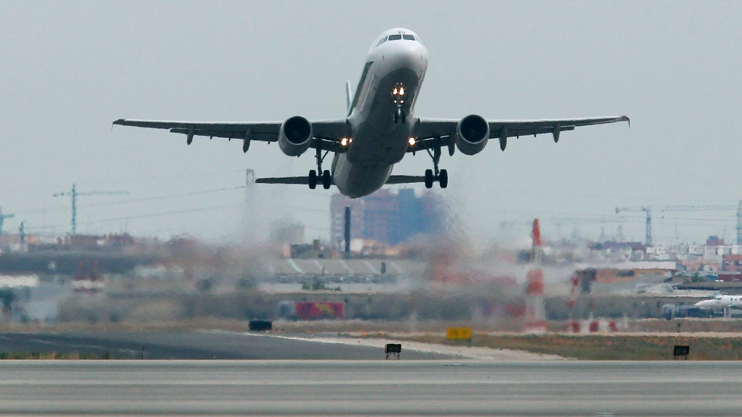 Un avión comercial despega desde el aeropuerto de Manises 