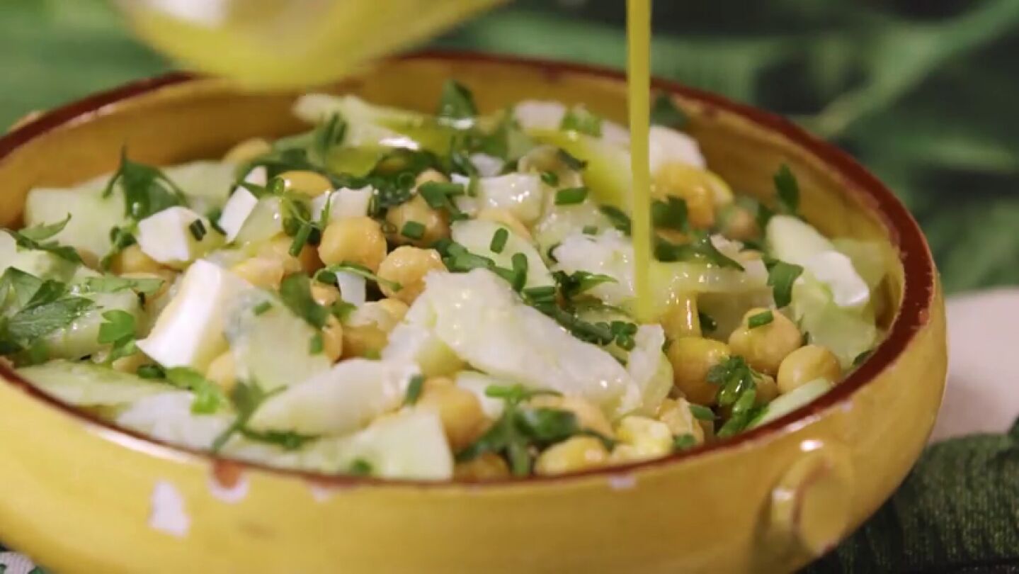Ensalada de garbanzos, bacalao y alcaparras 