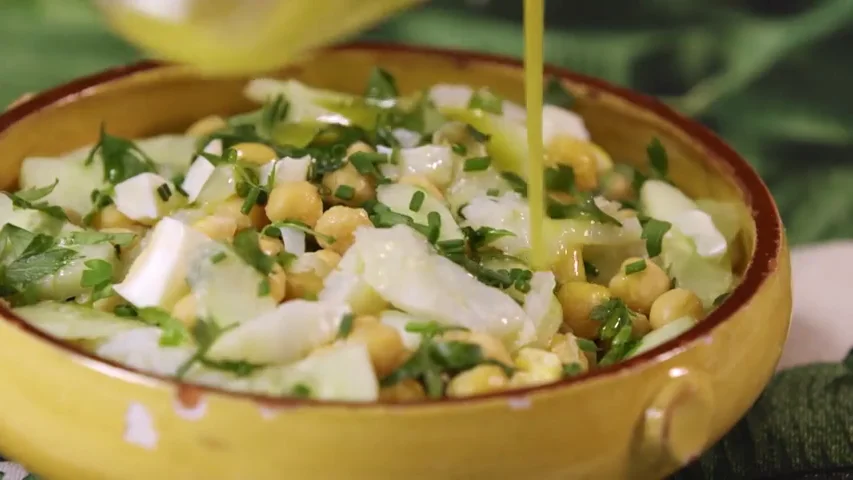 Ensalada de garbanzos, bacalao y alcaparras 