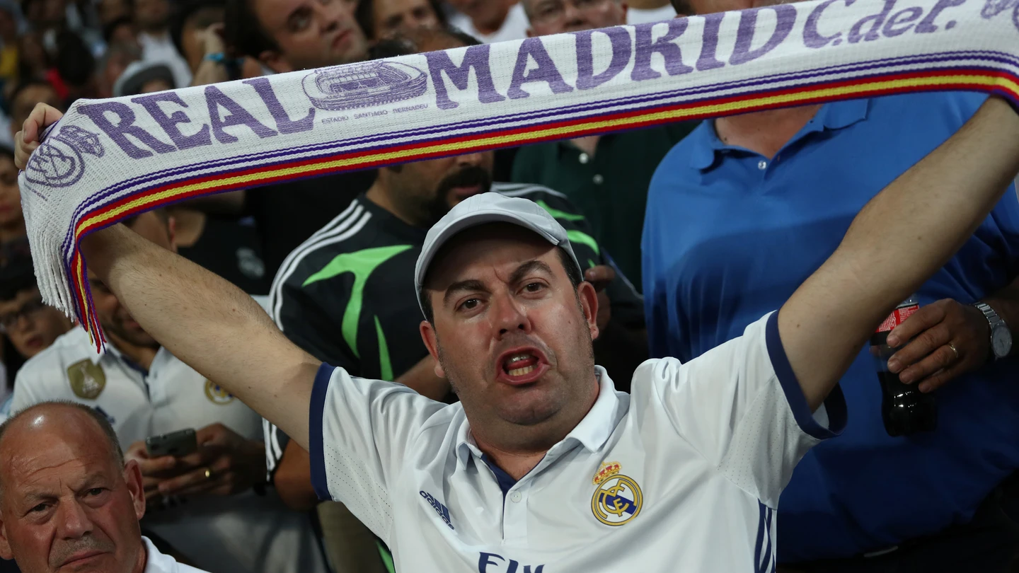 Aficionado del Real Madrid en el Bernabéu Aficionado del Real Madrid en el Bernabéu