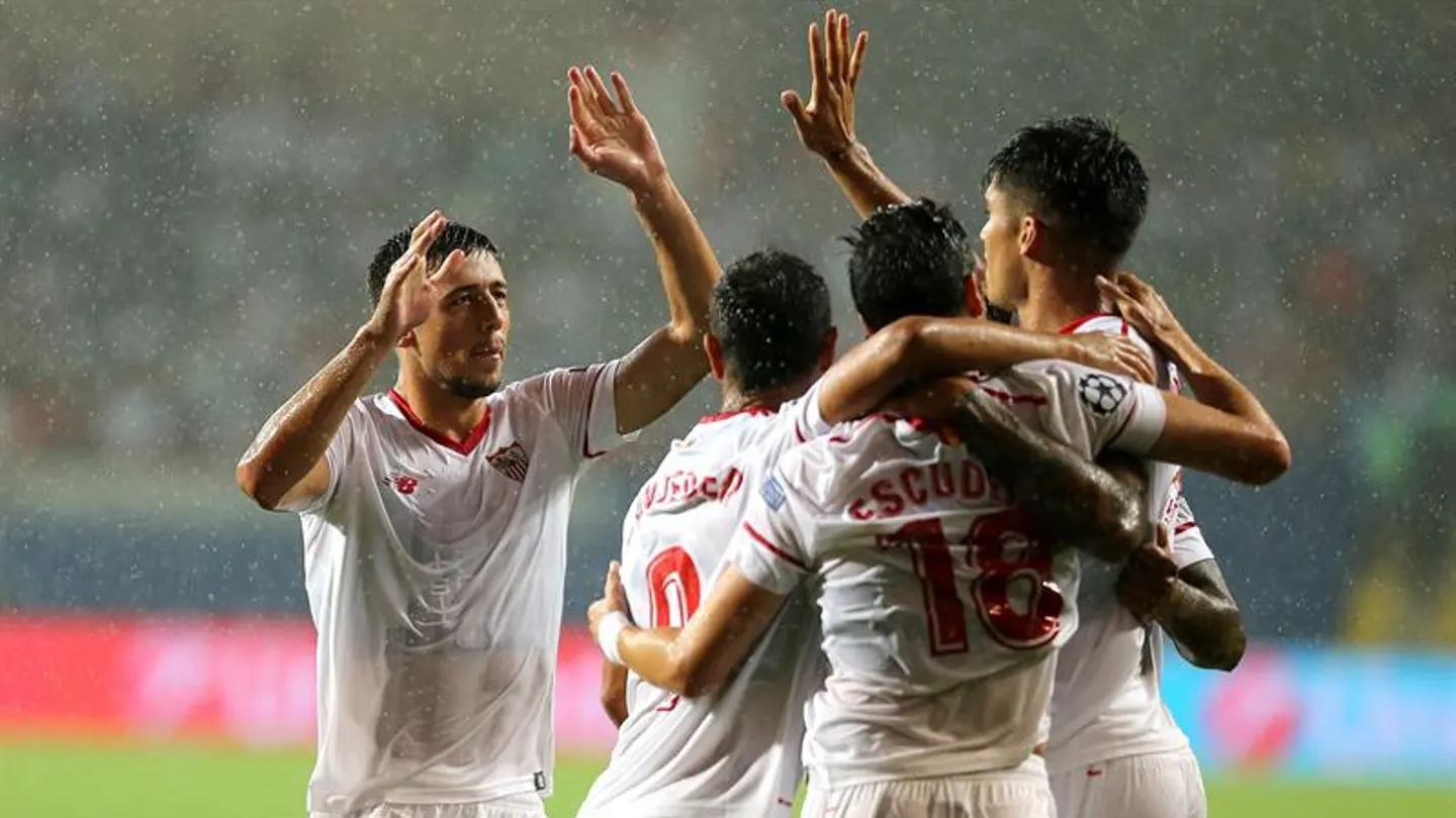Sergio Escudero celebra con sus compañeros luego de anotar un gol contra Basaksehir Istanbul Sergio Escudero celebra con sus compañeros luego de anotar un gol contra Basaksehir Istanbul