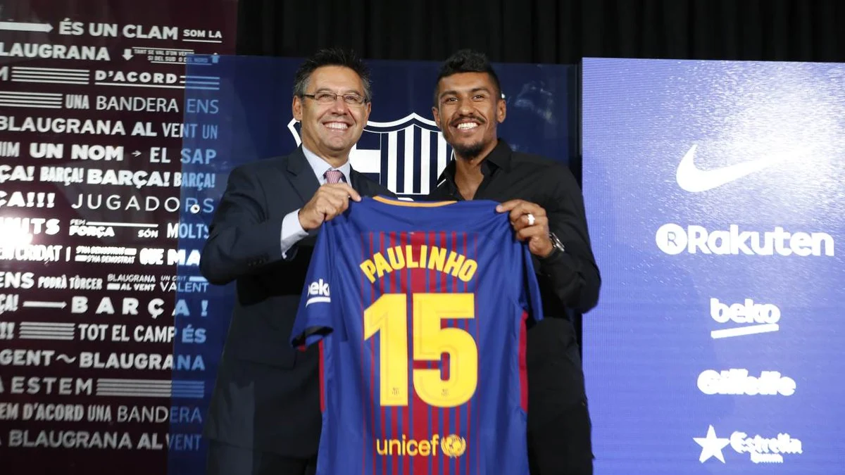 Bartomeu y Paulinho, con la camiseta del brasileño