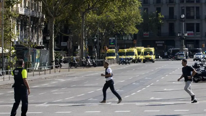  Efectivos policiales y de emergencia en el lugar en el que se ha producido el atropello masivo