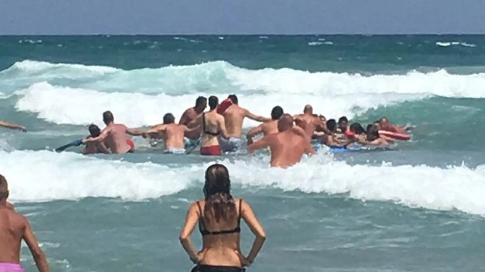 Forman una cadena humana para salvar a cuatro bañistas en una playa de La Manga